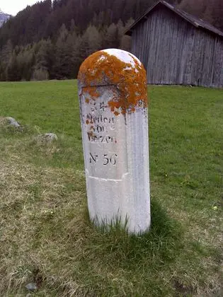 Nauders, Österreichischer Ganzmeilenstein (1)