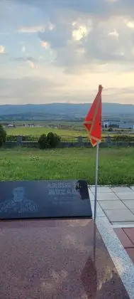 Varri i Arsim Nazmi Muzaqit në Dumnicë e Poshtme në varrezat e UÇK-së