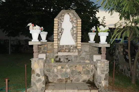 U dvoristu crkve u Novom Konjarevu - panoramio