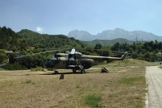 Jablanica, vrtulník u muzea Bitvy na Neretvě