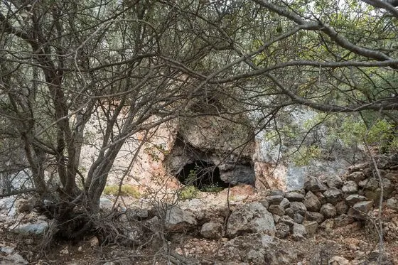 2023-11-12 Cave on the trail from Kaş to the Sleeping Giant