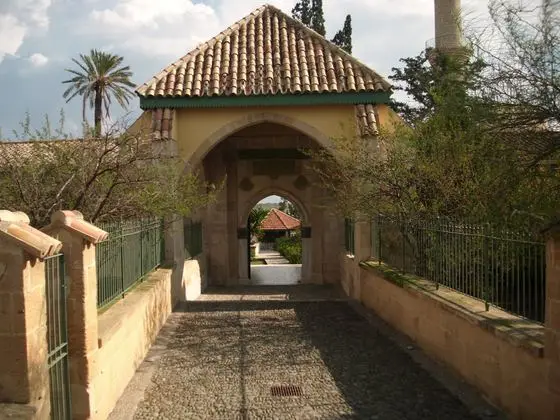 Eingang zur Moschee - panoramio - Arnold Schott
