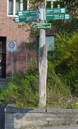 Paal op kruising wandelroute E10 en E11