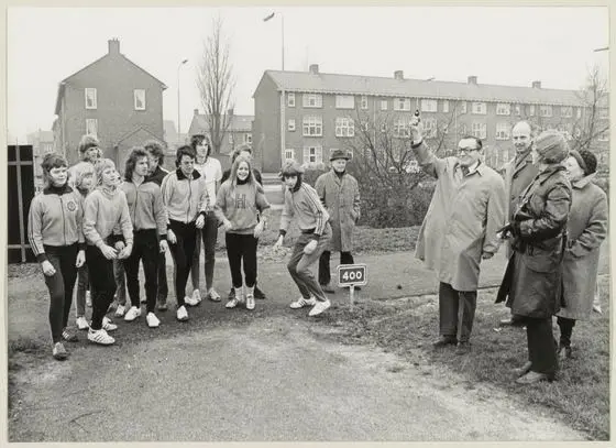 Burgemeester Mr.Dr.L.de Gou geeft het startschot bij de ingebruikneming van de Cooperbaan in het Reinaldapark. NL-HlmNHA 54003806
