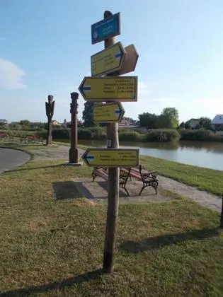 National Blue Trail sign (47.8372° N, 22.1272° E), 2017 Nyírbátor