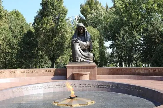 Independence square in Tashkent, Motherland figure