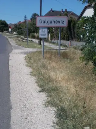 Fő Straße, Ortsschild, 2024 Galgahéz