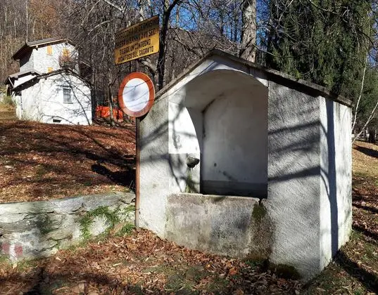 Fountain by church Sant'Anna (Gravedona ed Uniti)