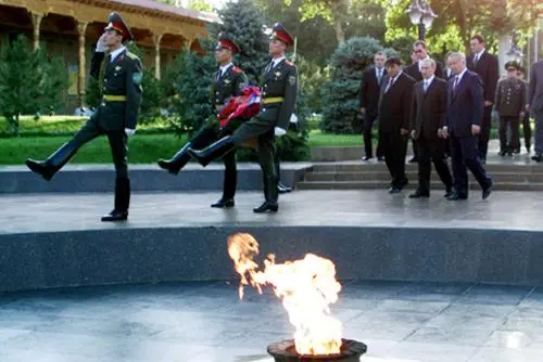 Vladimir Putin with Islam Karimov-1