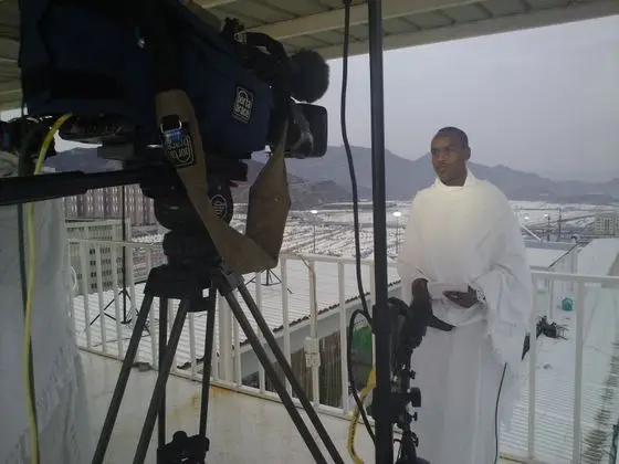 Mohammed Adow sets up for a live broadcast from Mina - Flickr - Al Jazeera English
