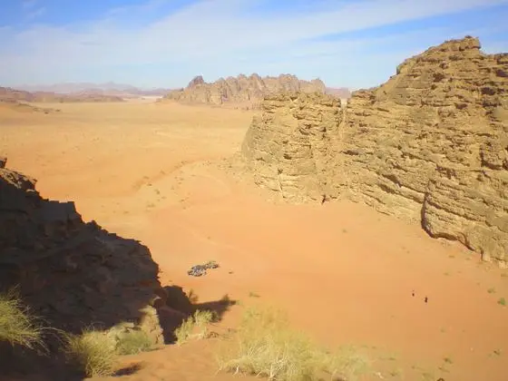 Jordania. Desierto de Wadi Rum, Formaciones rocosas y dunas de arena roja de más de 200 metros de altura, en las cercanías del Jebel Faishiyya. - panoramio