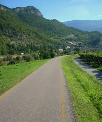 Ciclabile Valle dell'Adige nei pressi di Nomi (TN)