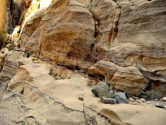 12 Wadi Ghuweir Trail to Feynan - Interesting Rock Formations - panoramio