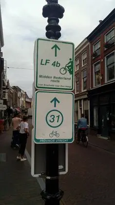 LF 4b & Bicycling route 31 Provincie Utrecht signs, Utrecht (2019) 02