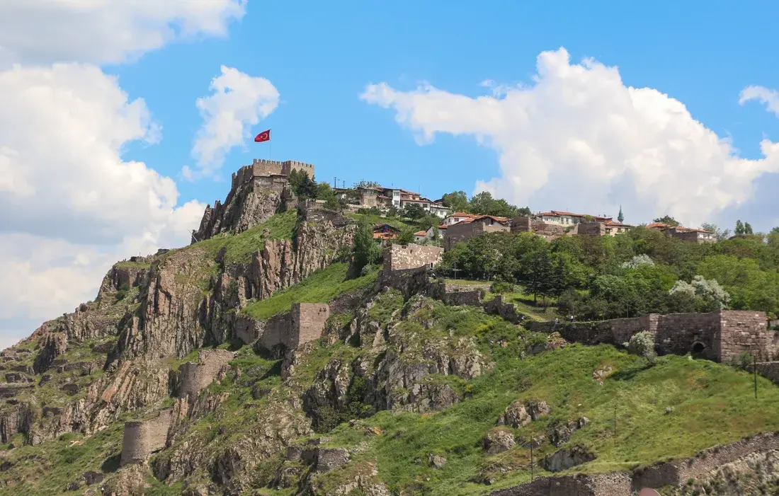 Kayalık tepe üzerinde Ankara Kalesi ve çevresindeki tarihi evler