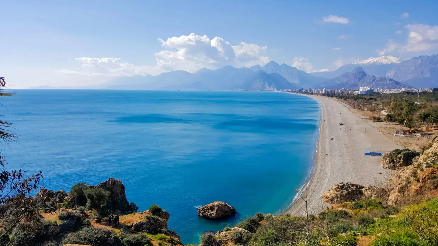 Antalya’da Konyaaltı Plajı, Akdeniz ve Toros Dağları