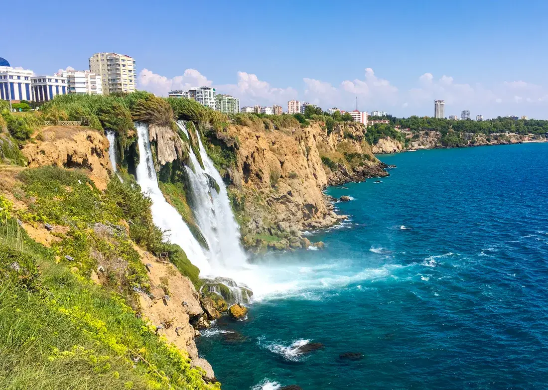 Antalya’da falezlerden Akdeniz’e dökülen Aşağı Düden Şelalesi
