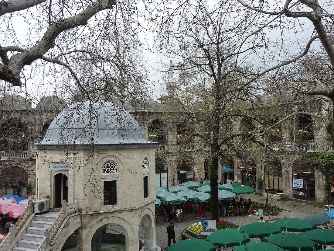 Bursa Koza Han’ın avlusu ve ortasındaki köşk mescit