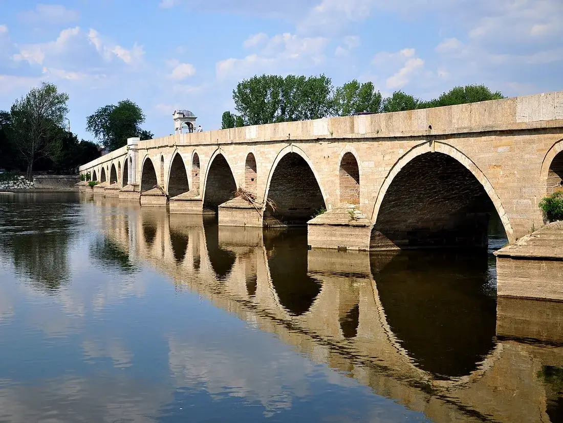 Edirne’de Meriç Köprüsü’nün nehre yansıyan taş kemerleri