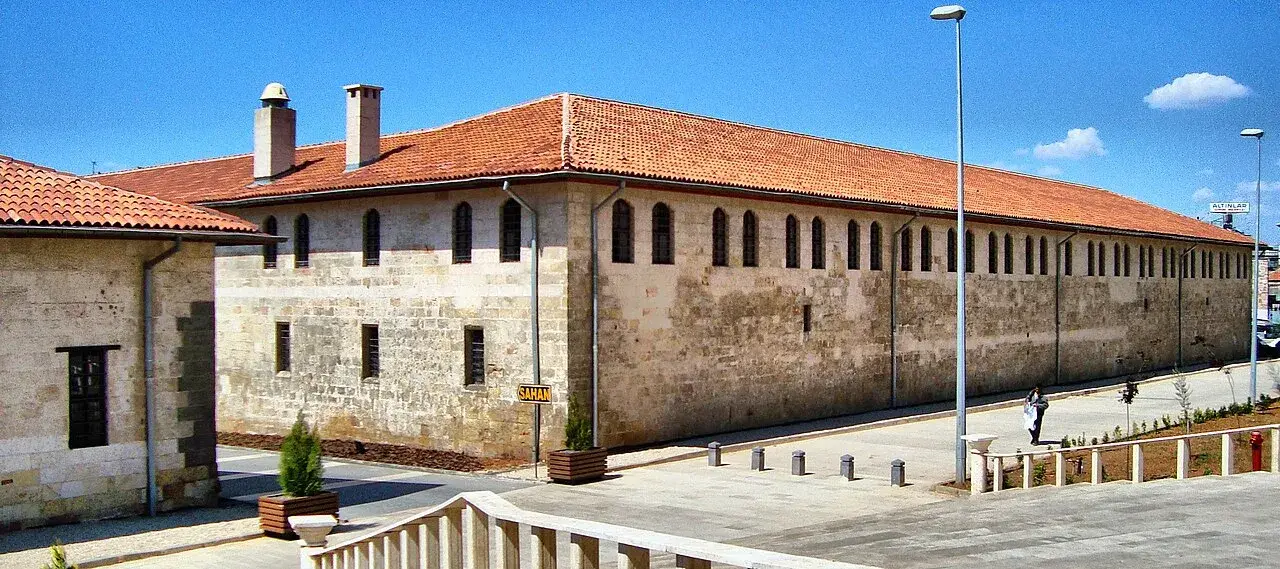 Gaziantep Şirehan’ın taş cephesi ve kiremit çatısı