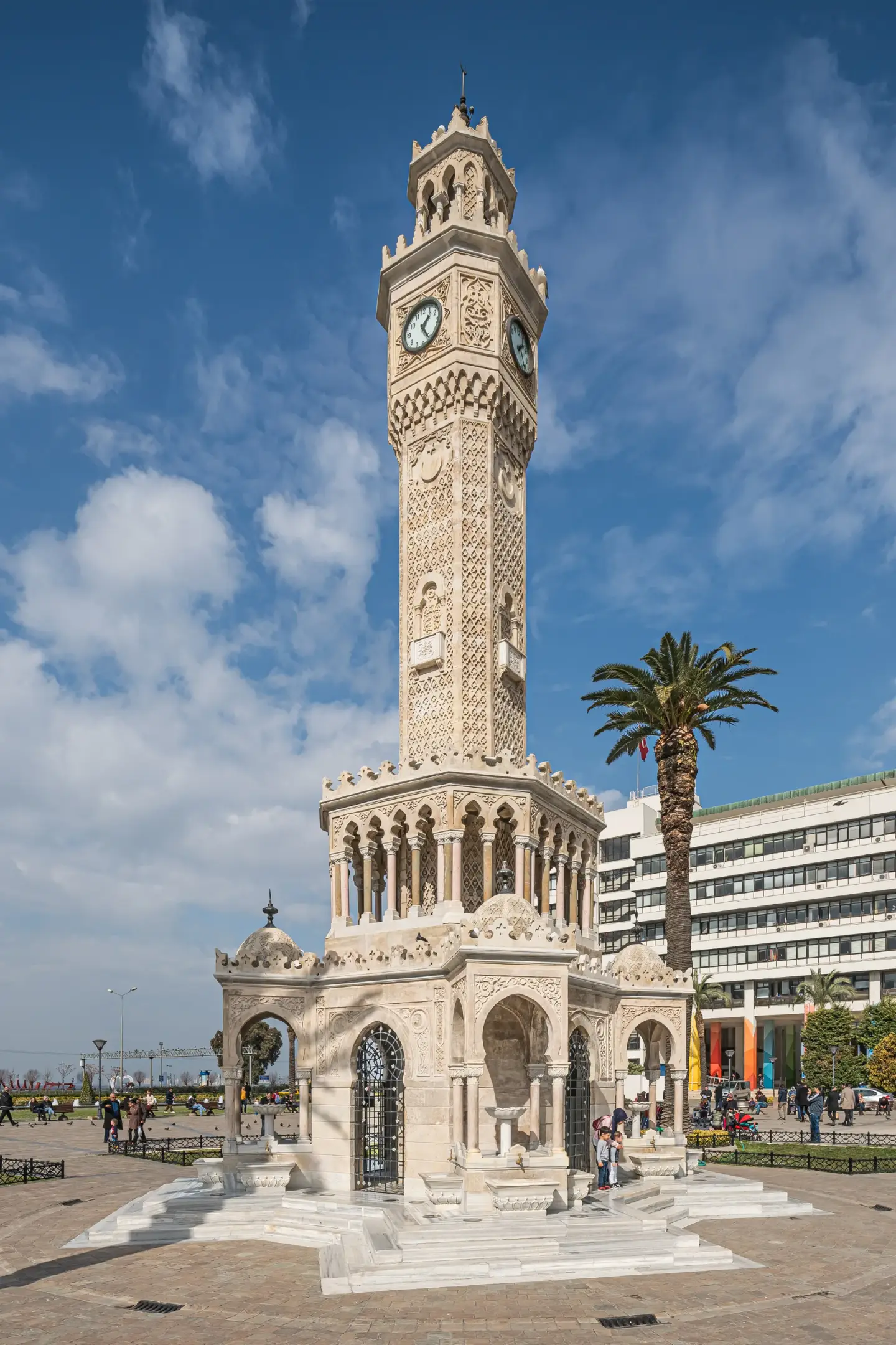 Konak Meydanı’nda İzmir Saat Kulesi