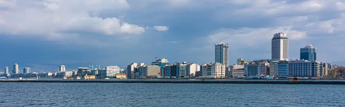 İzmir Körfezi’nden Alsancak kıyısına bakış