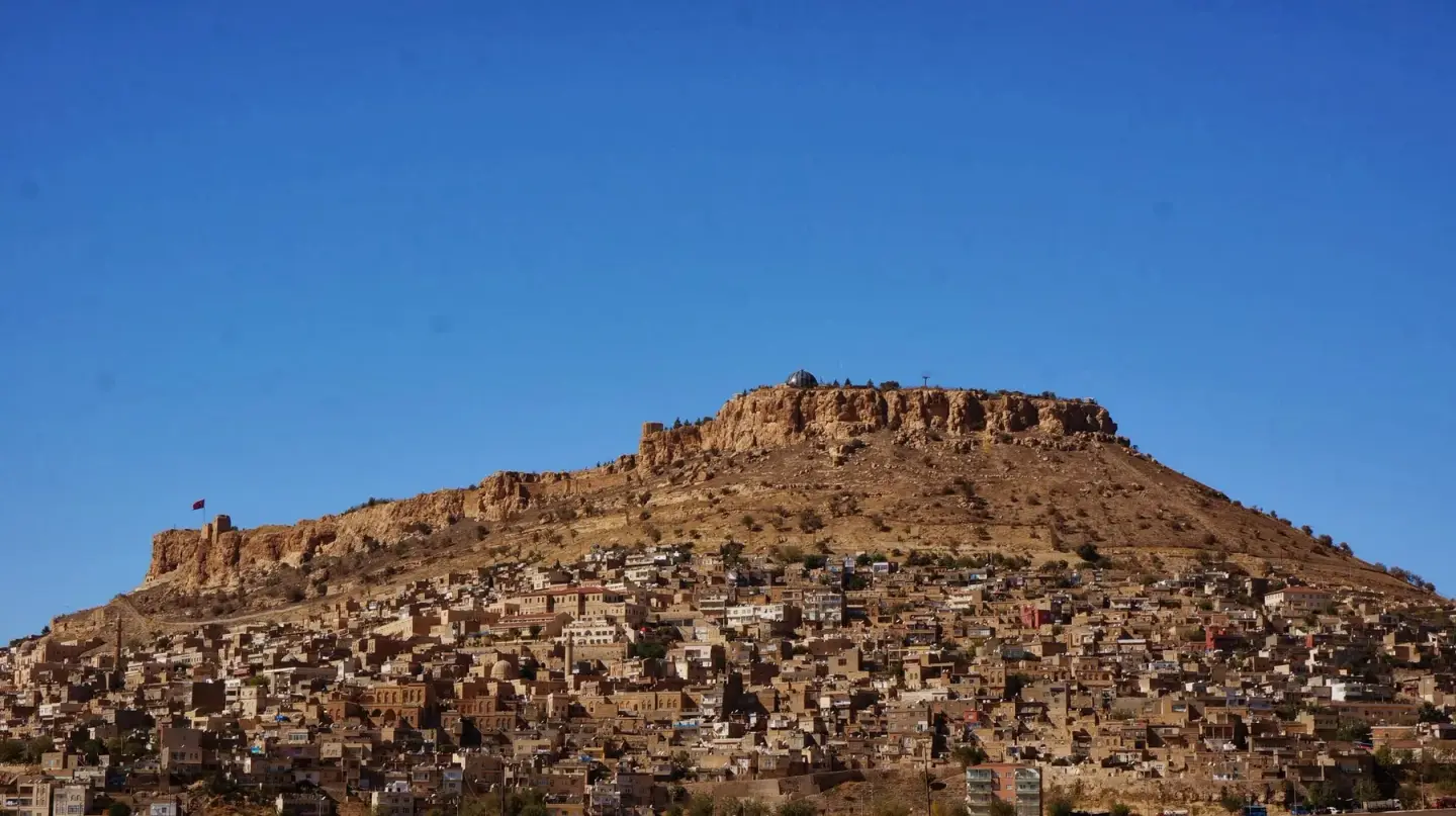 Mardin Kalesi’nin yamacında sıralanan eski taş evler
