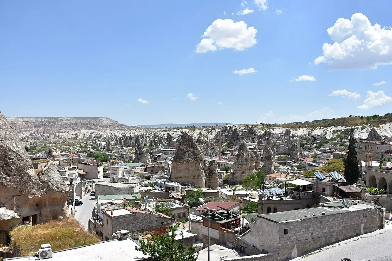 Nevşehir’de Göreme kasabası ve çevresindeki kaya oluşumları