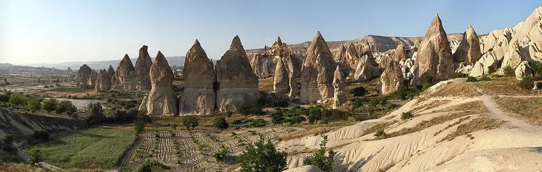 Kapadokya’da peri bacaları ve kayalık vadi manzarası