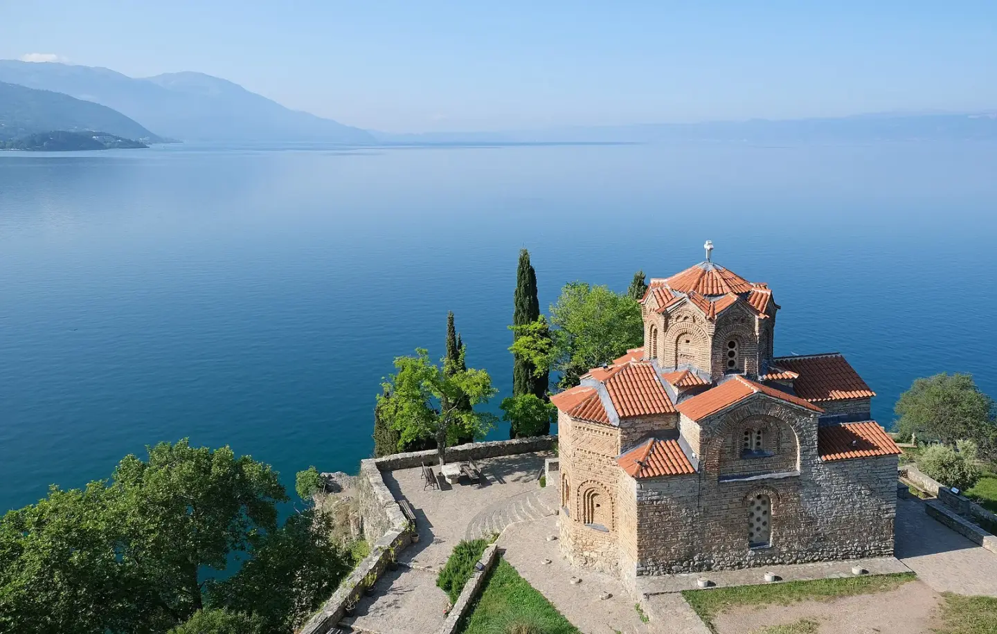 Ohrid Gölü kıyısında Kaneo Kilisesi