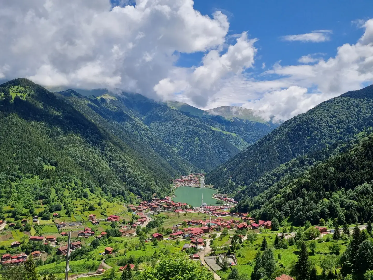 Trabzon’un Çaykara ilçesinde Uzungöl ve yeşil dağ yamaçları