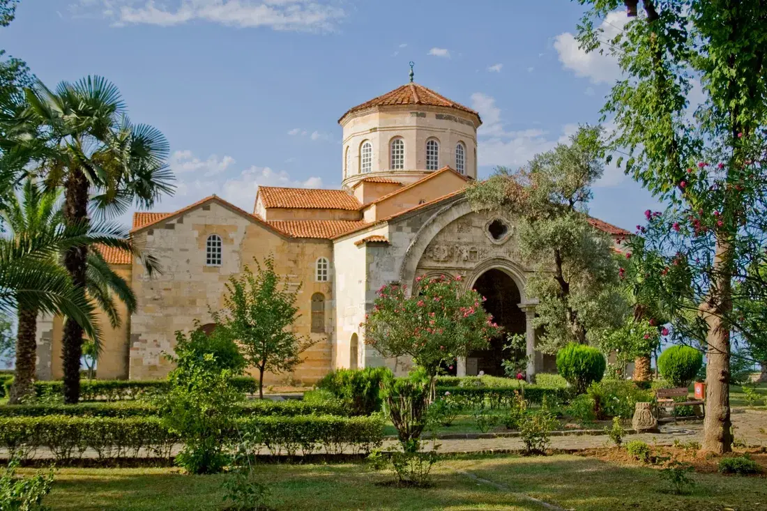 Trabzon Ayasofya’nın tarihi taş yapısı ve bahçesi