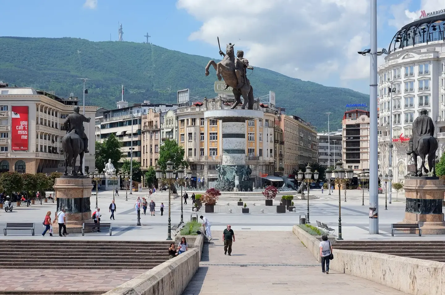 Üsküp’te Taşköprü ucundan Makedonya Meydanı görünümü