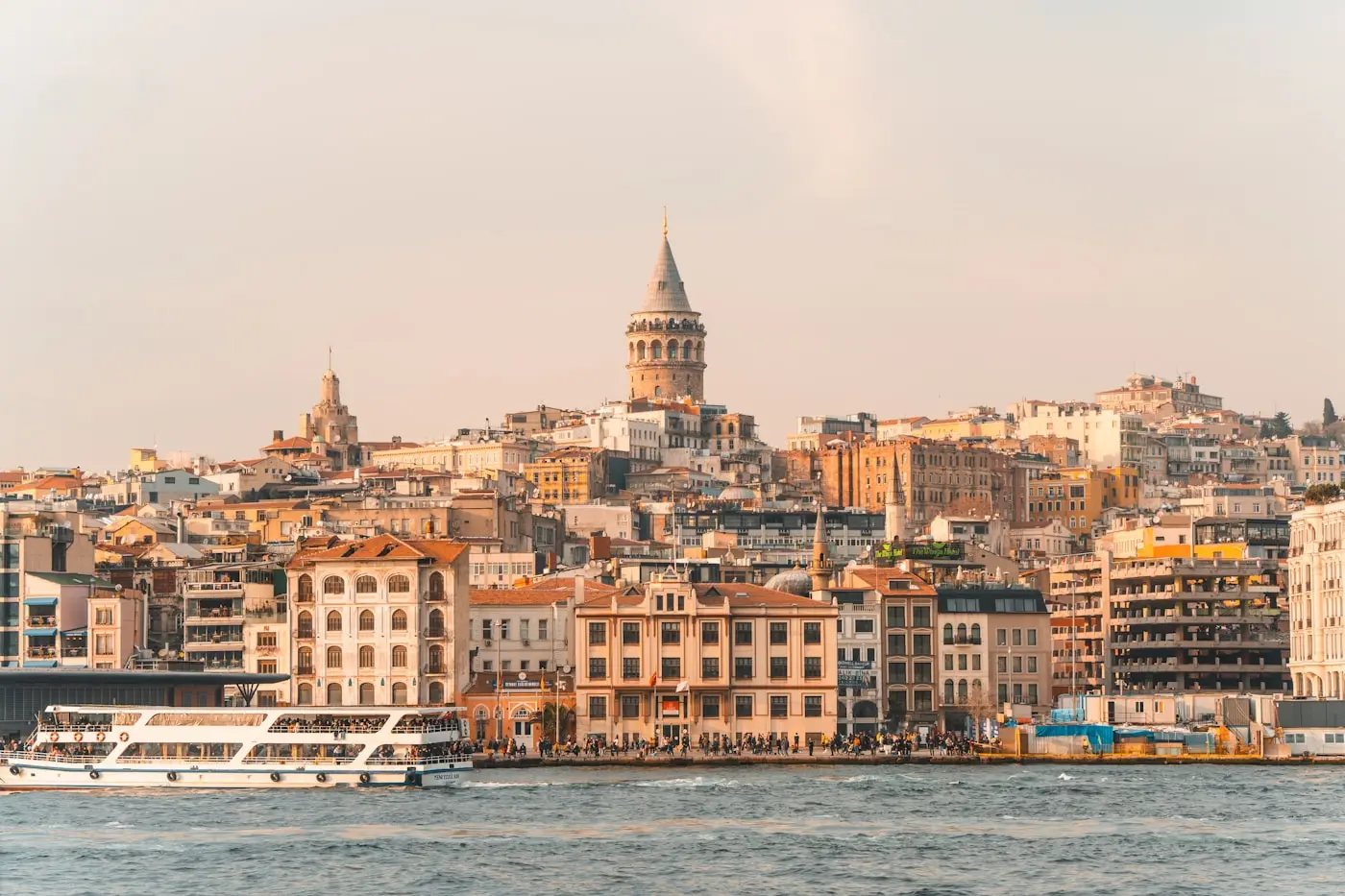 İstanbul kıyılarına doğru ilerleyen bir şehir vapuru