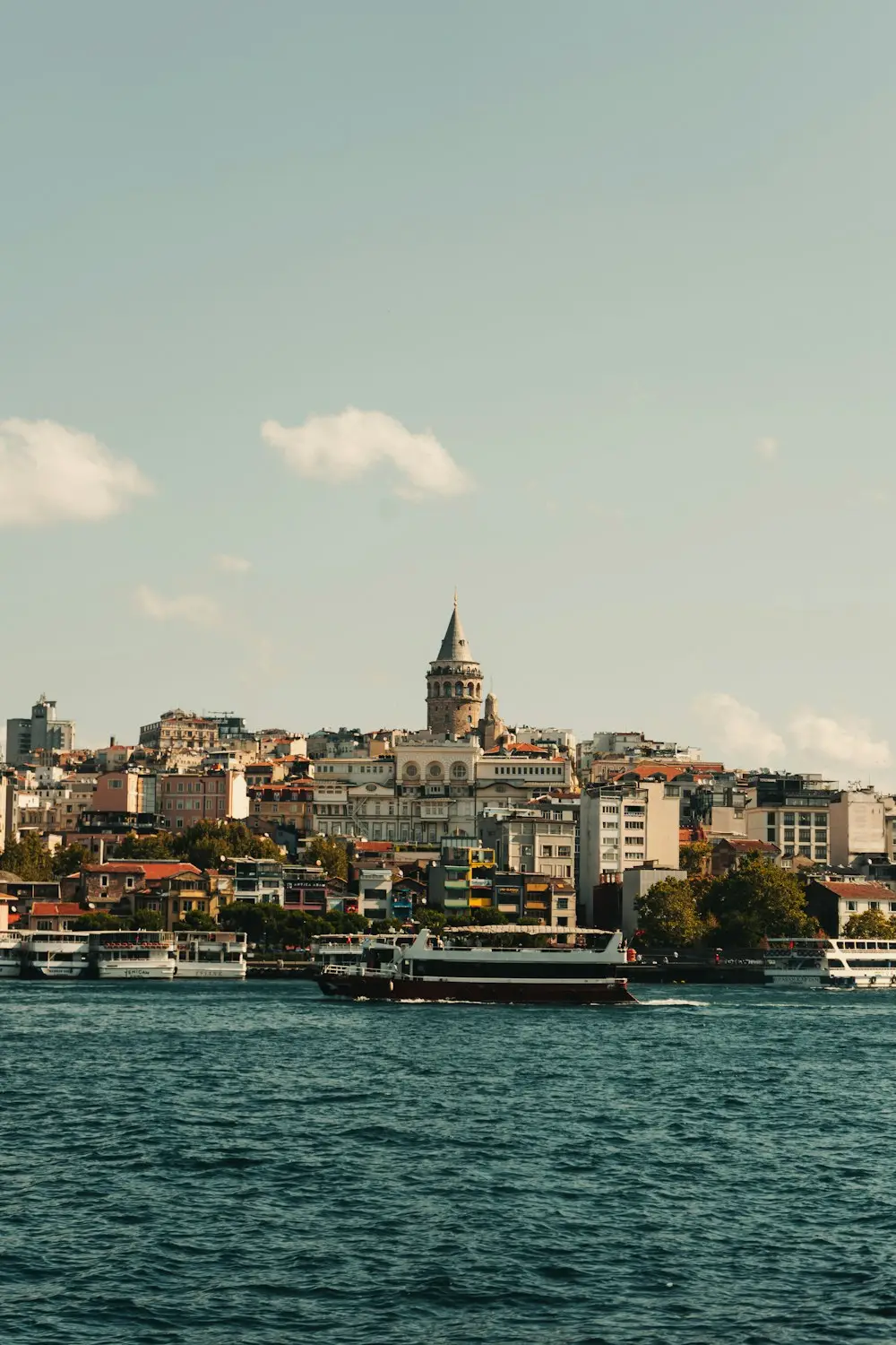 Gün batımında Galata Kulesi ve çevresindeki binalar